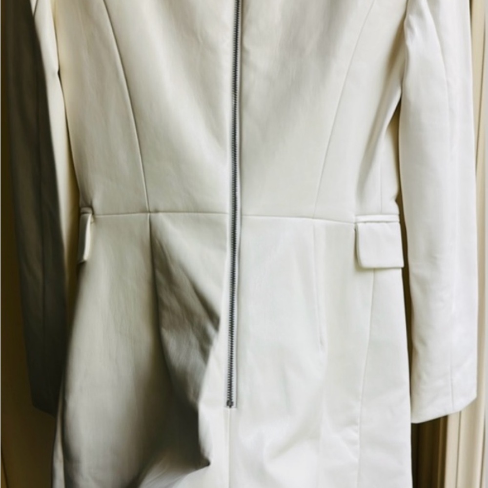 Alice + Olivia Kyrie Tuxedo Skort
Romper - Picture 13 of 16